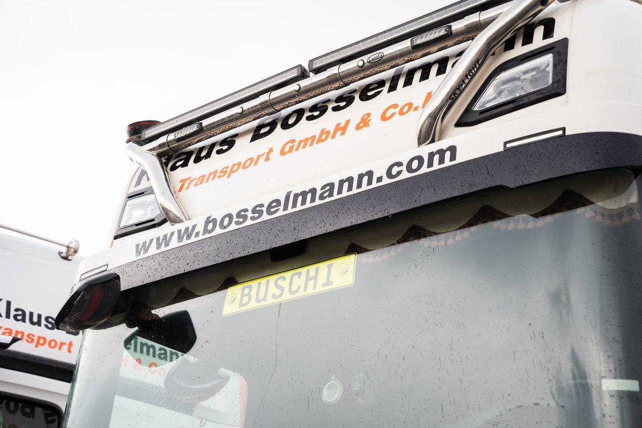 Heck eines weißen Lastwagens mit der Aufschrift „Klaus Bosselmann Transport GmbH & Co.l“ und „www.bosselmann.com“.